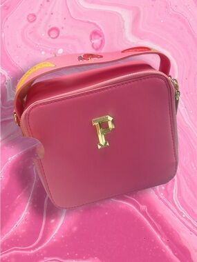 Pink Leatherette Crossbody Bag with Gold 'P Parchita